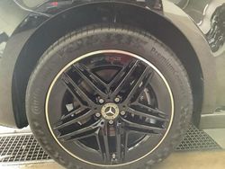 Obsidianschwarz Gebraucht 2025 Mercedes V300 Avantgarde Van / Kleinbus | 86.900 € (Fairer Preis)