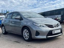 Silber Gebraucht 2014 Toyota Auris Cool Limousine | 7.990 € (Fairer Preis)