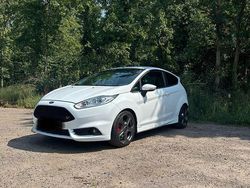 Weiß Gebraucht 2016 Ford Fiesta Sport Kleinwagen | 14.000 € (Teuer)
