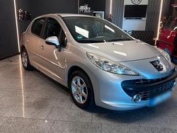 Grau Gebraucht 2008 Peugeot 207 Limousine | 2.990 € (Etwas zu teuer)