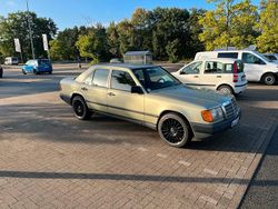 Grün Gebraucht 1986 Mercedes E260 Limousine | 8.500 €