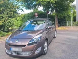 Braun Gebraucht 2011 Renault Grand Scénic III Van / Kleinbus | 4.399 €