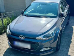 Grau Gebraucht 2016 Hyundai i20 Kleinwagen | 8.499 € (Fairer Preis)