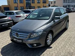 Mountaingrau met. Gebraucht 2013 Mercedes B180 Van / Kleinbus | 3.300 €