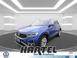 Ravennablau (blue), metallic Gebraucht 2024 VW T-Roc Life SUV | 26.500 € (Guter Preis)