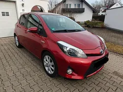 Rot Gebraucht 2012 Toyota Yaris Hybrid Limousine | 6.400 € (Teuer)