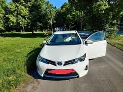 Weiß Gebraucht 2013 Toyota Auris Hybrid Edition Limousine | 12.999 € (Etwas zu teuer)