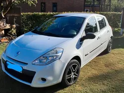 Weiß Gebraucht 2011 Renault Clio II Kleinwagen | 2.450 €
