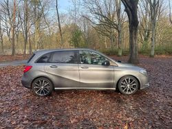 Grau Gebraucht 2015 Mercedes B200 Van / Kleinbus | 14.970 € (Fairer Preis)
