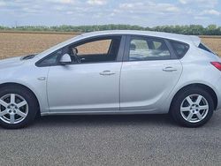 Silber Gebraucht 2011 Opel Astra Design Edition Kombi | 4.000 € (Fairer Preis)