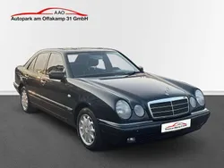 Smaragdschwarz Gebraucht 1996 Mercedes E280 Elegance Limousine | 9.990 €