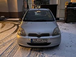 Silber Gebraucht 2002 Toyota Yaris Sol Limousine | 2.500 € (Teuer)