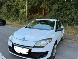 Weiß Gebraucht 2014 Renault Mégane III Authentique Limousine | 5.200 € (Etwas zu teuer)