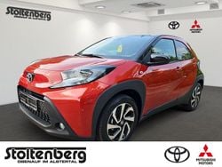 Chili red perleffekt/ night sky black Gebraucht 2024 Toyota Aygo Basis Kleinwagen | 16.880 € (Fairer Preis)