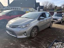 Silber Gebraucht 2015 Toyota Auris Hybrid Kombi | 13.490 € (Fairer Preis)