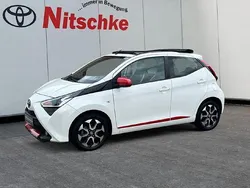 Schneeweiß Gebraucht 2020 Toyota Aygo x-sky Kleinwagen | 12.490 € (Teuer)
