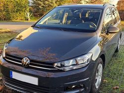 Grau Gebraucht 2024 VW Touran Highline Van / Kleinbus | 33.390 € (Fairer Preis)