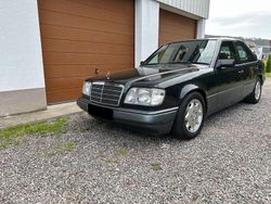 Schwarz Gebraucht 1994 Mercedes E220 Sportline Limousine | 11.890 €