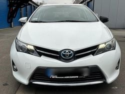 Weiß Gebraucht 2014 Toyota Auris Hybrid Limousine | 6.000 € (Guter Preis)