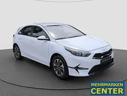 Weiß Neu 2025 Kia Ceed Limousine | 20.990 € (Guter Preis)