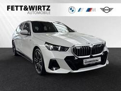 Mineralweiss metallic Gebraucht 2024 BMW 520 M Sport Kombi | 50.800 € (Guter Preis)