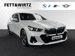 Mineralweiss metallic Gebraucht 2024 BMW 520 M Sport Kombi | 50.800 € (Guter Preis)