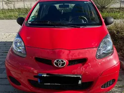 Rot Gebraucht 2009 Toyota Aygo Kleinwagen | 2.100 € (Guter Preis)