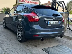 Grau Gebraucht 2014 Ford Focus Titanium Limousine | 6.800 € (Fairer Preis)