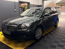 Grün Gebraucht 2006 Toyota Avensis Kombi | 2.300 € (Fairer Preis)