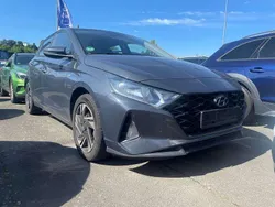Aurora grey / met Gebraucht 2023 Hyundai i20 Trend Limousine | 15.999 €