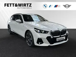 Mineralweiß metallic Gebraucht 2024 BMW 520 M Sport Kombi | 51.700 € (Superpreis)