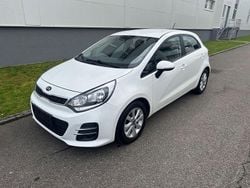 Weiß Gebraucht 2016 Kia Rio Attract Kleinwagen | 7.800 € (Fairer Preis)