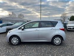 Silber Gebraucht 2014 Toyota Verso-S Van / Kleinbus | 4.990 € (Guter Preis)