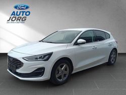 Weiss Gebraucht 2022 Ford Focus Titanium Limousine | 18.849 € (Fairer Preis)