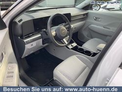 Serenity white metallic/ dach schwarz Gebraucht 2024 Hyundai Kona Prime SUV | 32.995 € (Fairer Preis)