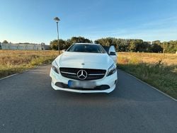Weiß Gebraucht 2016 Mercedes A180 Urban Limousine | 15.700 € (Fairer Preis)