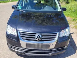 Schwarz Gebraucht 2009 VW Touran Van / Kleinbus | 2.750 €