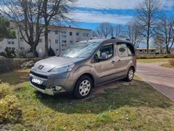 Grau Gebraucht 2011 Peugeot Partner Tepee Family Van / Kleinbus | 5.799 € (Fairer Preis)
