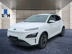 Weiß (serenity white (weiß)) Gebraucht 2024 Hyundai Kona Advantage SUV | 24.990 € (Fairer Preis)