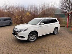 Weiß Gebraucht 2021 Mitsubishi Outlander P-HEV Basis SUV | 22.100 € (Fairer Preis)