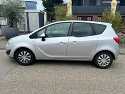 Silber Gebraucht 2011 Opel Meriva Van / Kleinbus | 5.200 €