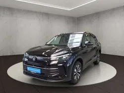 Deep black perleffekt Gebraucht 2024 VW Tiguan Life SUV | 41.900 € (Fairer Preis)