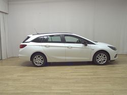 Weiss Gebraucht 2022 Opel Astra Business Kombi | 9.580 € (Superpreis)