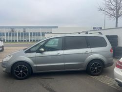 Grau Gebraucht 2009 Ford C-MAX Van / Kleinbus | 3.900 €