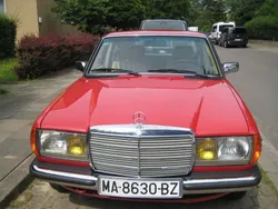 Rot Gebraucht 1984 Mercedes E230 Limousine | 19.000 €