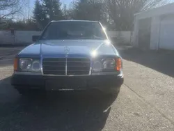 Blau Gebraucht 1989 Mercedes E200 Limousine | 2.900 €