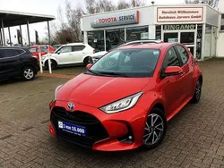 Manganbronze metallic Gebraucht 2024 Toyota Yaris Hybrid Team Kleinwagen | 23.950 € (Fairer Preis)