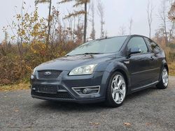 Grau Gebraucht 2006 Ford Focus ST Limousine | 5.950 € (Fairer Preis)
