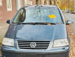 Grau Gebraucht 2004 VW Sharan Van / Kleinbus | 1.300 €