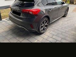 Grau Gebraucht 2020 Ford Focus Active Limousine | 17.400 € (Fairer Preis)